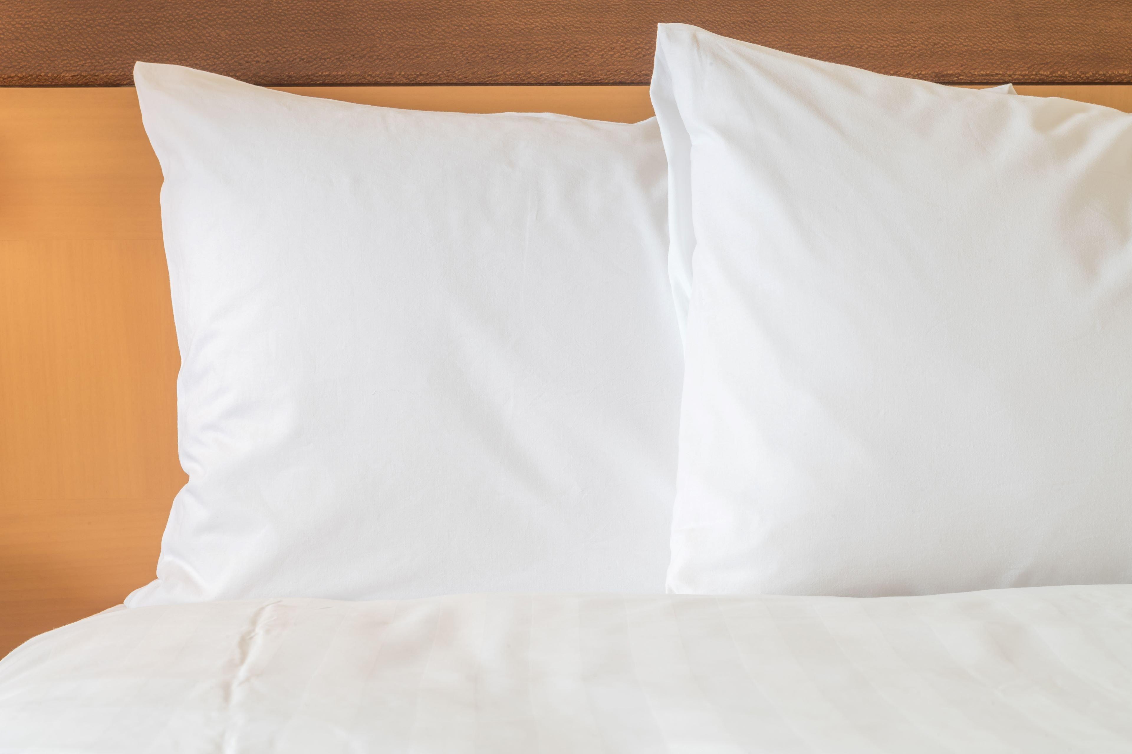 洲际神仙湾度假酒店 黄金海岸 外观 照片 Two pillows on a bed