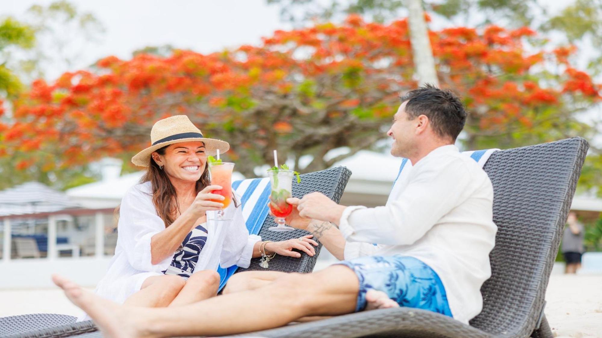 洲际神仙湾度假酒店 黄金海岸 外观 照片 A couple relaxing at a resort