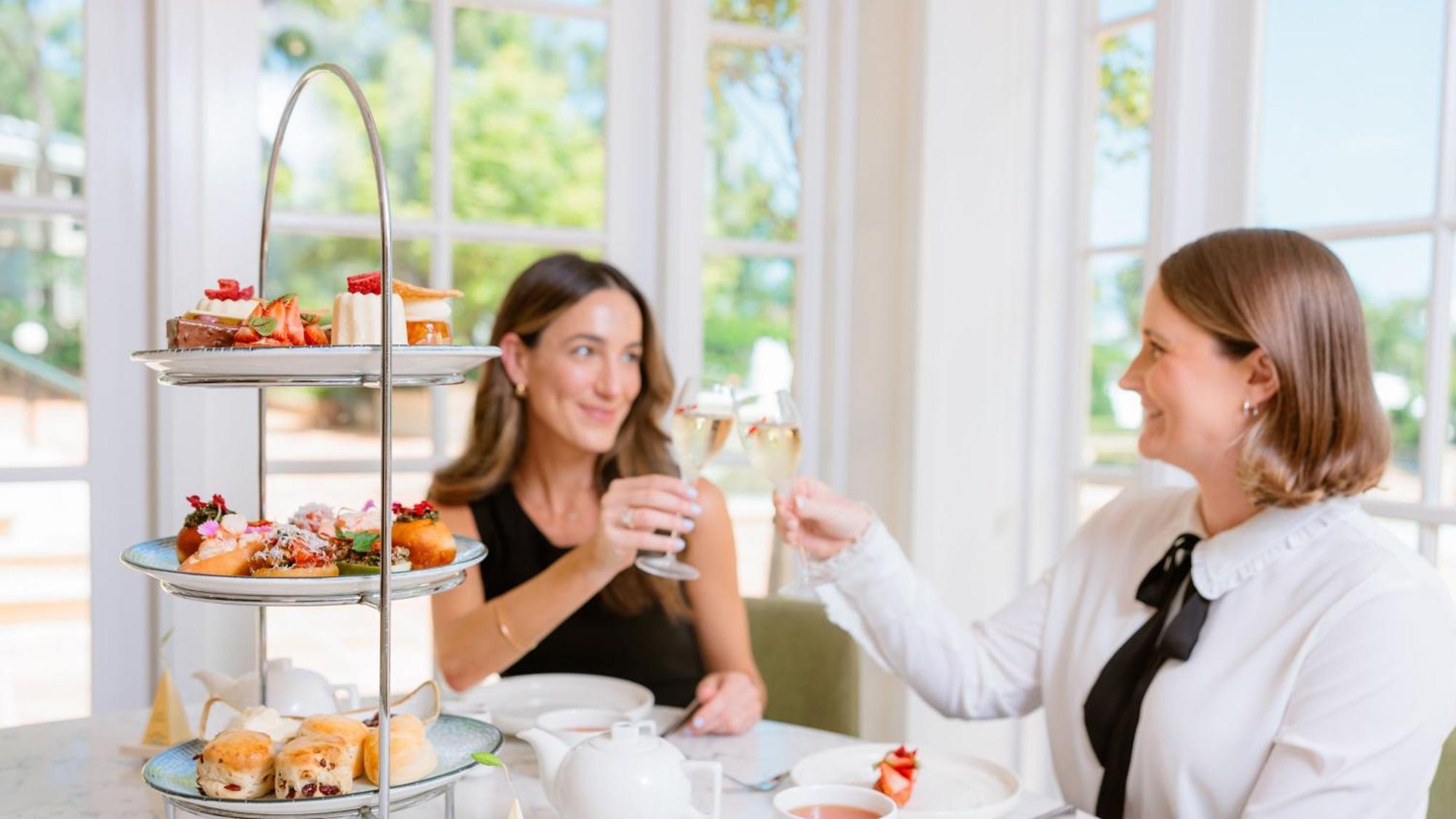 洲际神仙湾度假酒店 黄金海岸 外观 照片 High tea at the InterContinental Sanctuary Cove Resort, Queensland, Australia